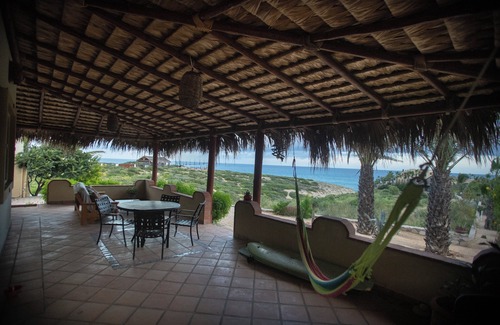 Vinorama House | Charming Beach Bungalow with Ocean View and AC!