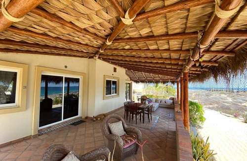 Vinorama House | Charming Beach Bungalow with Ocean View and AC!