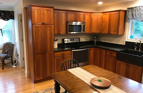 Little Compton House | Charming Beach Cottage -1 mile to beach - Tesla Charger