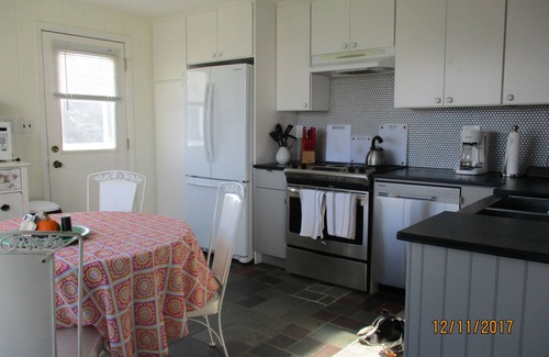 Charlestown Cottage | Charming beach cottage with kayak and canoe pond access & pond views.
