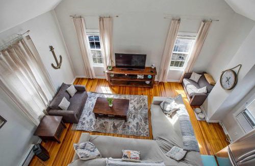 North Beach Apartment | Charming Beach House Top Floor - Walk Everywhere