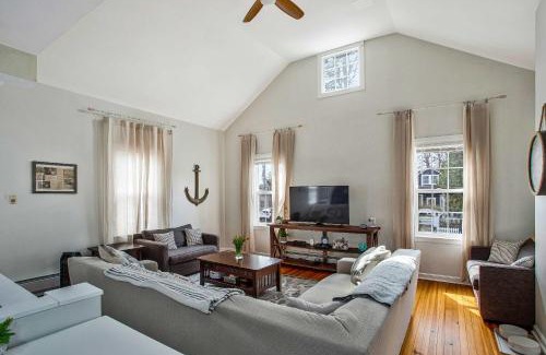North Beach Apartment | Charming Beach House Top Floor - Walk Everywhere
