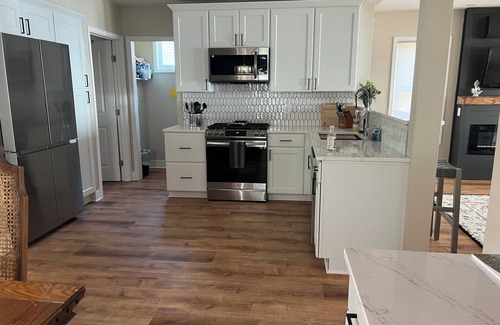 Coldwater Cottage | Charming Beachfront 4-bedroom cottage with WiFi, AC in Coldwater