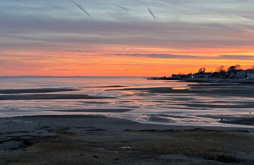 West Haven House | Charming, Beachfront retreat in West Haven!