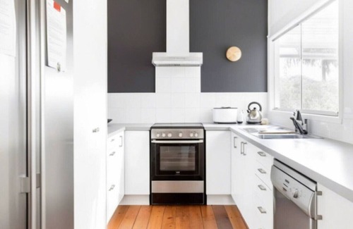 Torbay House | Charming Beachside Cottage