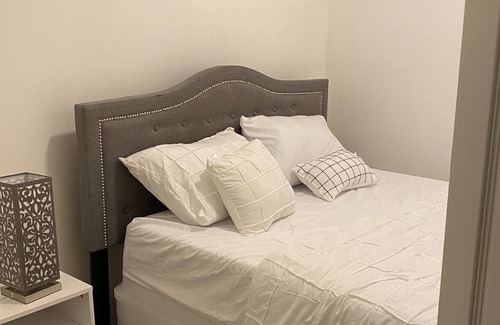 Englewood Apartment | Charming Bedroom In The Windy City