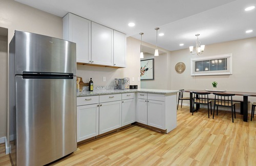 Livingston Park House | Charming Blue Castia – Sleeps 6!
