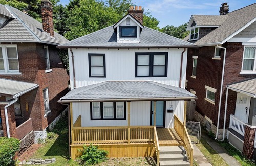 Livingston Park House | Charming Blue Castia – Sleeps 6!