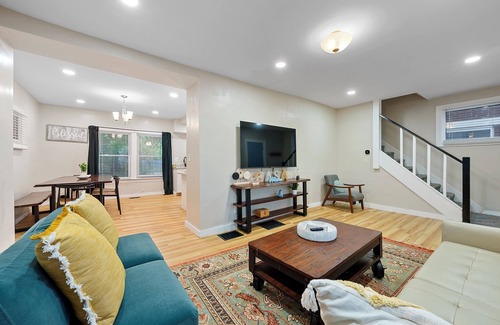 Livingston Park House | Charming Blue Castia – Sleeps 6!