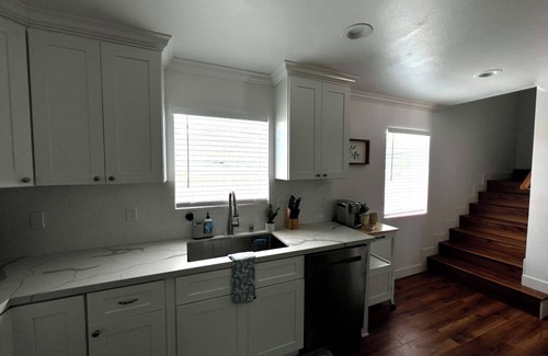 South of Conant House | Charming brand new 2-bedroom house in welcoming Long Beach with AC, WiFi