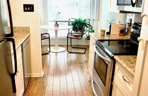 Wood Creek Condo | Charming Bright Airy Retreat Near All Attractions