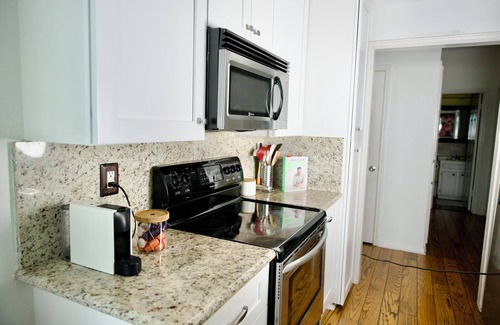 Wood Creek Condo | Charming Bright Airy Retreat Near All Attractions