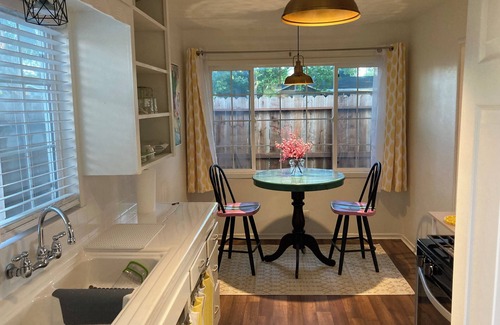 Modesto House | Charming Bright Home Near Dr Hospital & Shopping - Extra Comfy Beds and Couch