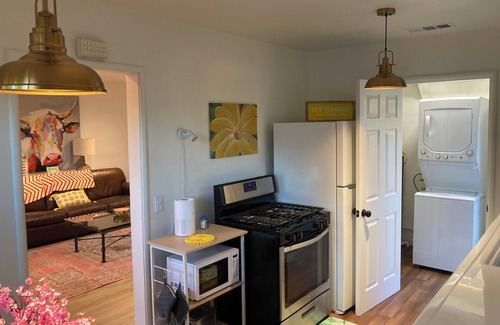 Modesto House | Charming Bright Home Near Dr Hospital & Shopping - Extra Comfy Beds and Couch