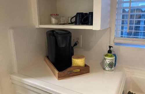 Modesto House | Charming Bright Home Near Dr Hospital & Shopping - Extra Comfy Beds and Couch