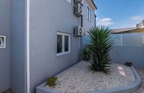 Paranhos House | Charming Bright House w/Garden