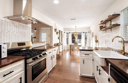 Round Rock House | Charming & Bright W/Lounging Pool