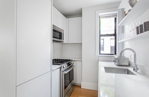 Brighton Apartment | Charming Brighton 2BR w W/D, by Restaurants & Shops by Blueground