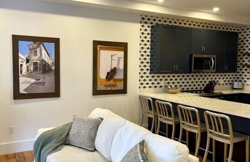 East Bayside Apartment | Charming Brownstone Downtown Free St|Perfect Getaway for 2