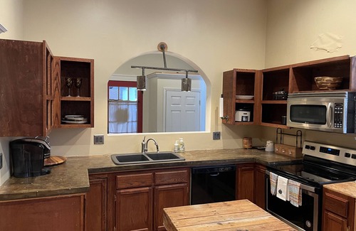 Fayette House | Charming bungalow in historic Fayette, MO Walking distance to downtown and CMU