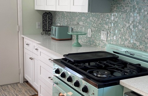 Windsor Park House | Charming bungalow with mid-century flair in Austin with WiFi and AC