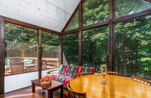 Les Pays-d'en-Haut Regional County Municipality Ski Chalet | Charming Chalet in the heart of the Laurentians. Paradise Pine Chalet