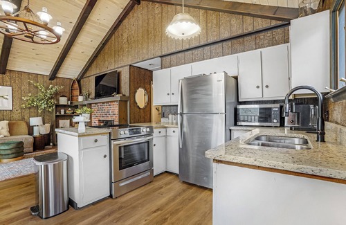 Penrod Cabin | Charming Cabin on Lake Malone – Perfect Getaway! ~Lakefront w/firepit~