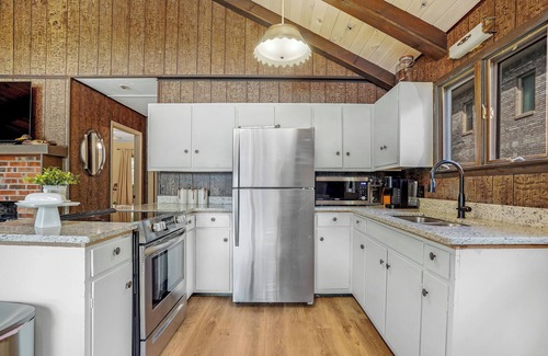 Penrod Cabin | Charming Cabin on Lake Malone – Perfect Getaway! ~Lakefront w/firepit~
