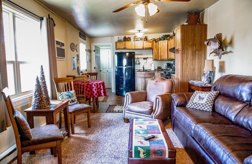 Grove Cabin | Charming Cabin on Lakefront Property with Private Dock