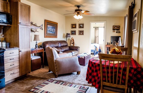 Grove Cabin | Charming Cabin on Lakefront Property with Private Dock