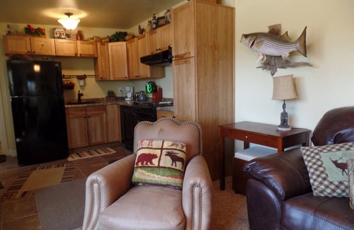 Grove Cabin | Charming Cabin on Lakefront Property with Private Dock