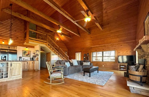 Mt. Sherman Cabin | Charming Cabin w/Hot Tub, Fire Pit & Views!