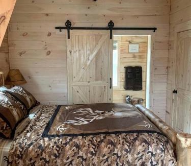 Mannsville House | Charming Cabin with Hot-tub and Stunning Views in Campbellsville, Kentucky