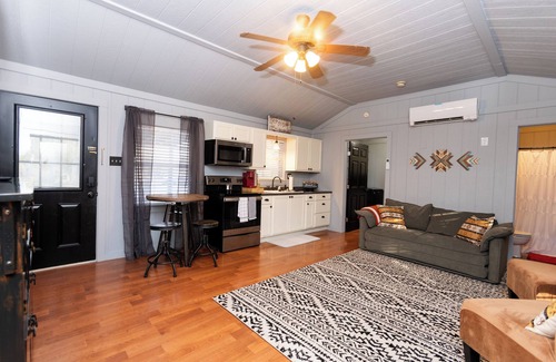Belton Cabin | Charming cabin with WiFi and AC in delightful Belton