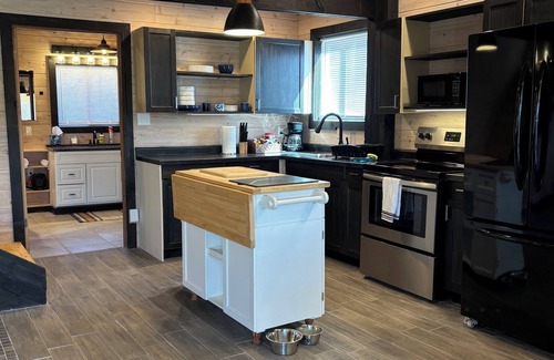 Eldon Cabin | Charming cabin with WiFi and AC in delightful Eldon