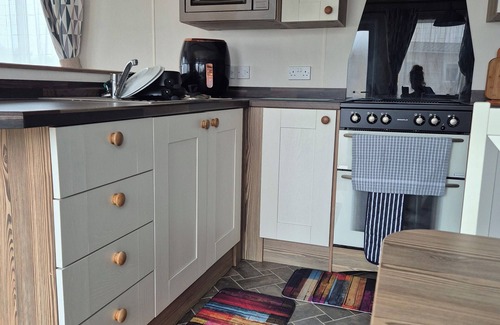 Lossiemouth House | Charming & Calming 2Bed Caravan, Moray Firth Coastline, WiFi, Ensuite With Bath.