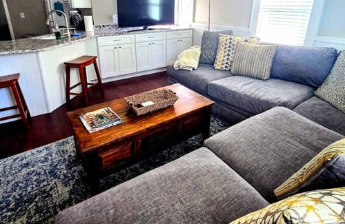 Lakeland House | Charming Carriage House with two private units!