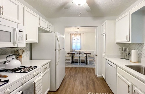 Acworth House | Charming Cat Cottage by Walking Trails - Near DWTWN Acworth - Kid Friendly