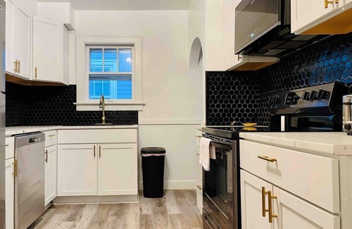 Evansville Apartment | Charming & Centrally Located 1 Bedroom Apt/KING BED