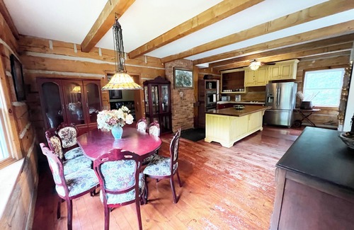 Barrie House | Charming century log home steps away from Lake & cross the park