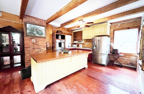 Barrie House | Charming century log home steps away from Lake & cross the park