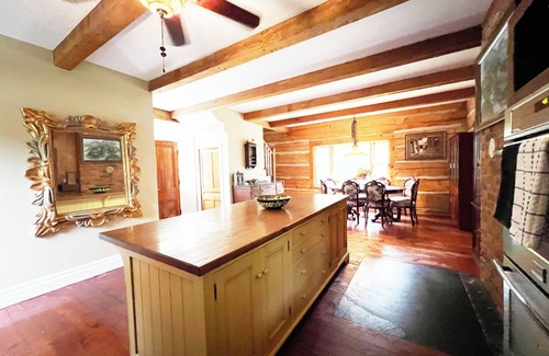 Barrie House | Charming century log home steps away from Lake & cross the park