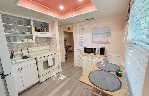 Siesta Key Village Apartment | Charming Chic Getaway - 2 min. Walk to Beach, Restaurants, & Shops