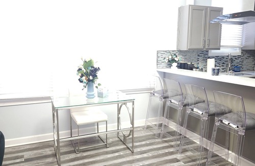 Greater Grand Crossing Apartment | Charming Chicago 3-bed/1 Bath Apartment. Extend Stay Discount