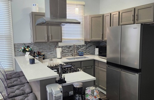 Greater Grand Crossing Apartment | Charming Chicago 3-bed/1 Bath Apartment. Extend Stay Discount
