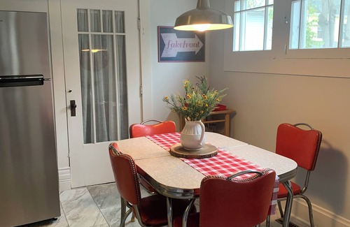 Lakeside Cottage | Charming Cottage in Lakeside close to Lake, Downtown & Central Park