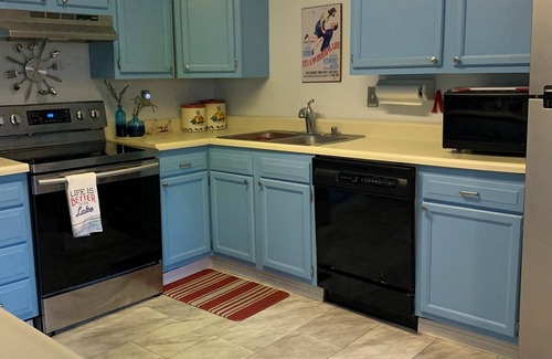 Lakeside Cottage | Charming Cottage in Lakeside close to Lake, Downtown & Central Park