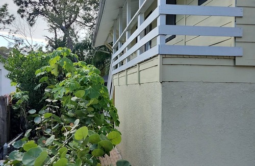 St. Petersburg - Clearwater House | Charming Coastal Retreat in St. Pete 2-bedroom house with AC, WiFi