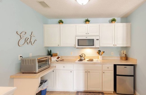 Sherwood Forest Apartment | Charming Cocoa Village Hideaway