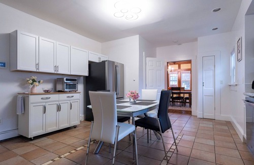 Bridgeport House | Charming Colonial for Events and Getaways! – Perfect for Family Retreat!